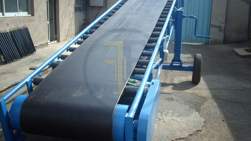 conveyor2 برای افزایش مقاومت، منجیدها را که یکی از لایههای نوار نقاله هستند، به صورت تار و پود میبافند.